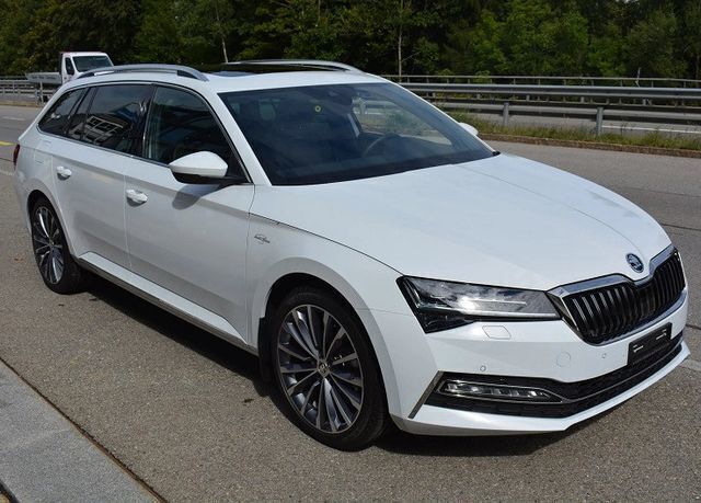 Weiß Gebraucht 2023 Skoda Superb LAURIN & KLEMENT Kombi | 46.886 € (Teuer) - Bild 1/4