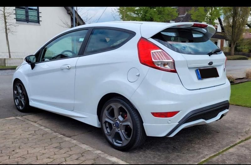 Gebraucht Ford Fiesta ST 182 PS (133 kW) 2016 Weiß Kleinwagen