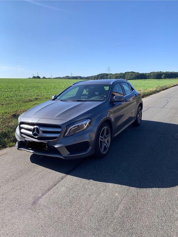 Grau Gebraucht 2016 Mercedes GLA220 AMG line SUV | 17.300 € (Guter Preis) - Bild 1/4