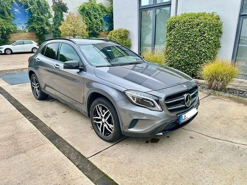 Grau Gebraucht 2016 Mercedes GLA220 Urban SUV | 18.600 € (Guter Preis) - Bild 1/4