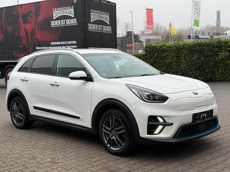 Weiß Gebraucht 2020 Kia e-Niro Spirit SUV | 16.750 € (Fairer Preis) - Bild 1/2