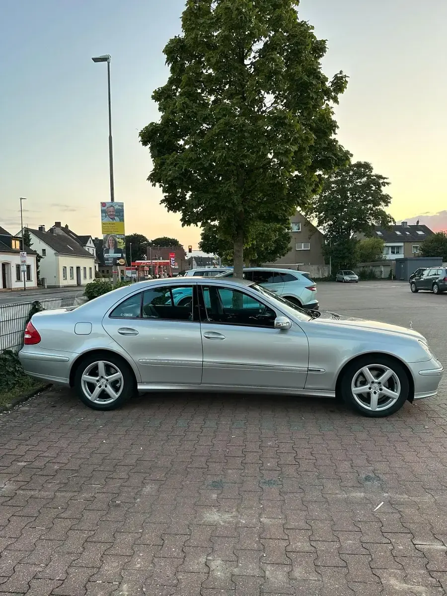 Gebraucht Mercedes E320 204 PS (150 kW) 2003 Silber Limousine