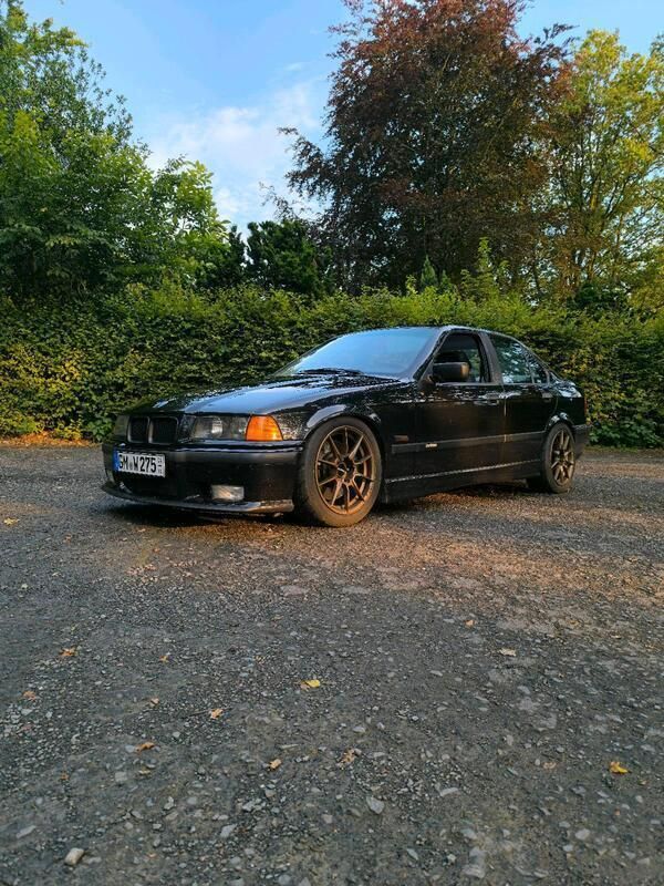 Schwarz Gebraucht 1995 BMW 318 Limousine | 7.899 € - Bild 1/4