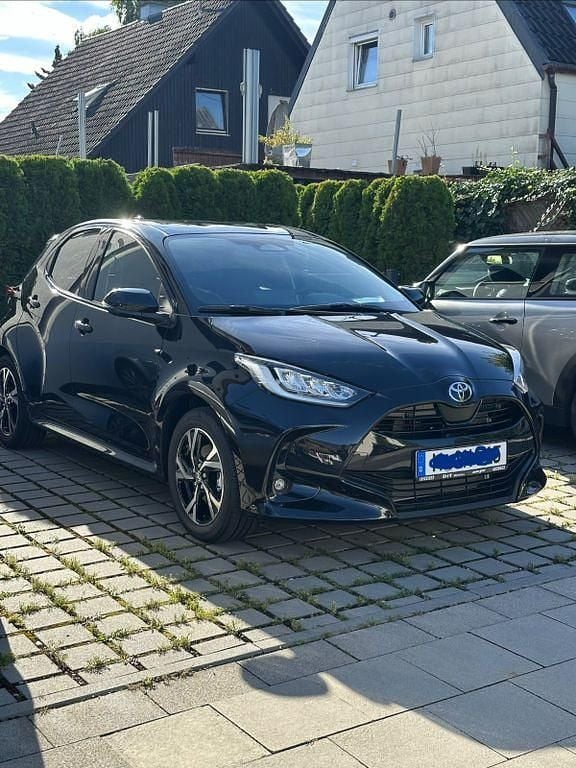 Schwarz Gebraucht 2025 Toyota Yaris Comfort Limousine | 21.990 € (Superpreis) - Bild 1/4