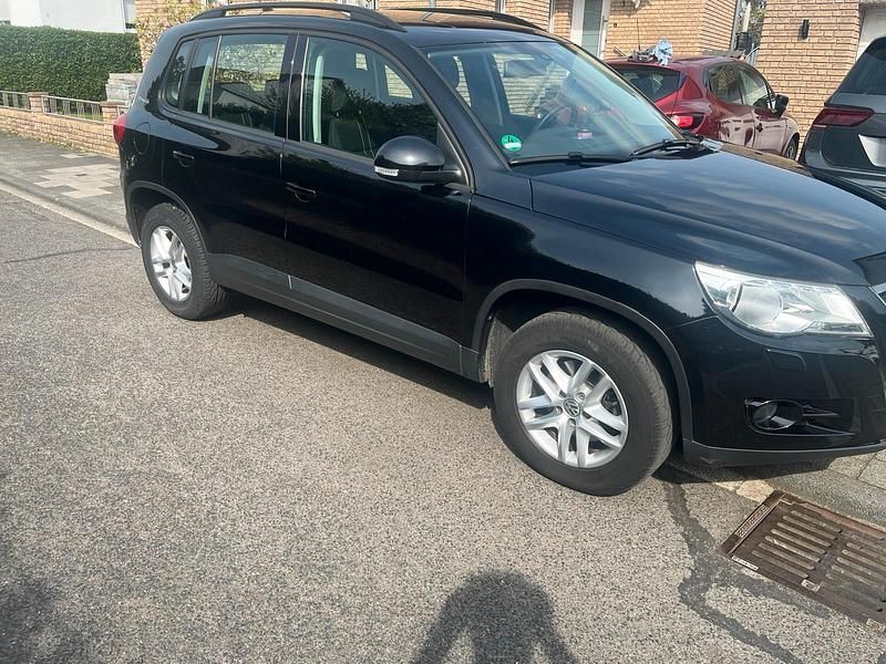 Second-hand VW Tiguan Freestyle 122 CP (89 kW) 2011 Negru SUV