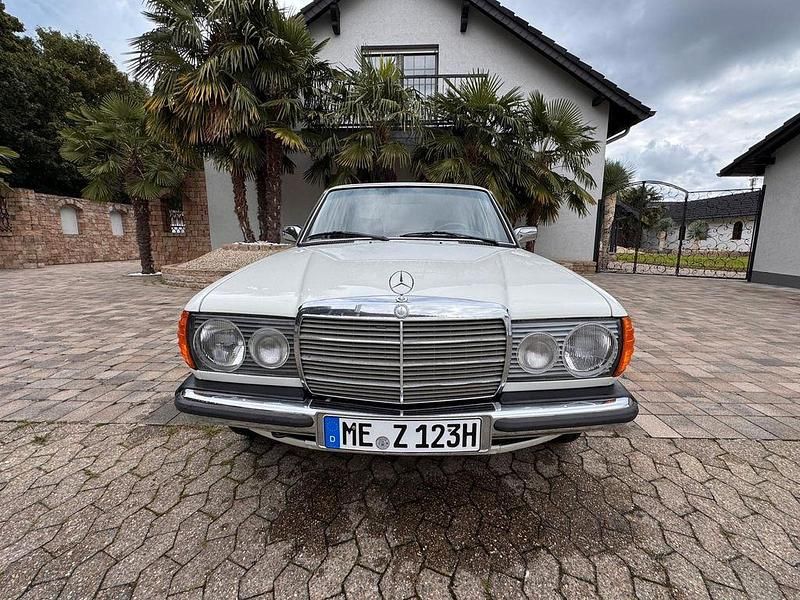 Gebraucht Mercedes 200 60 PS (44 kW) 1982 Weiß Limousine