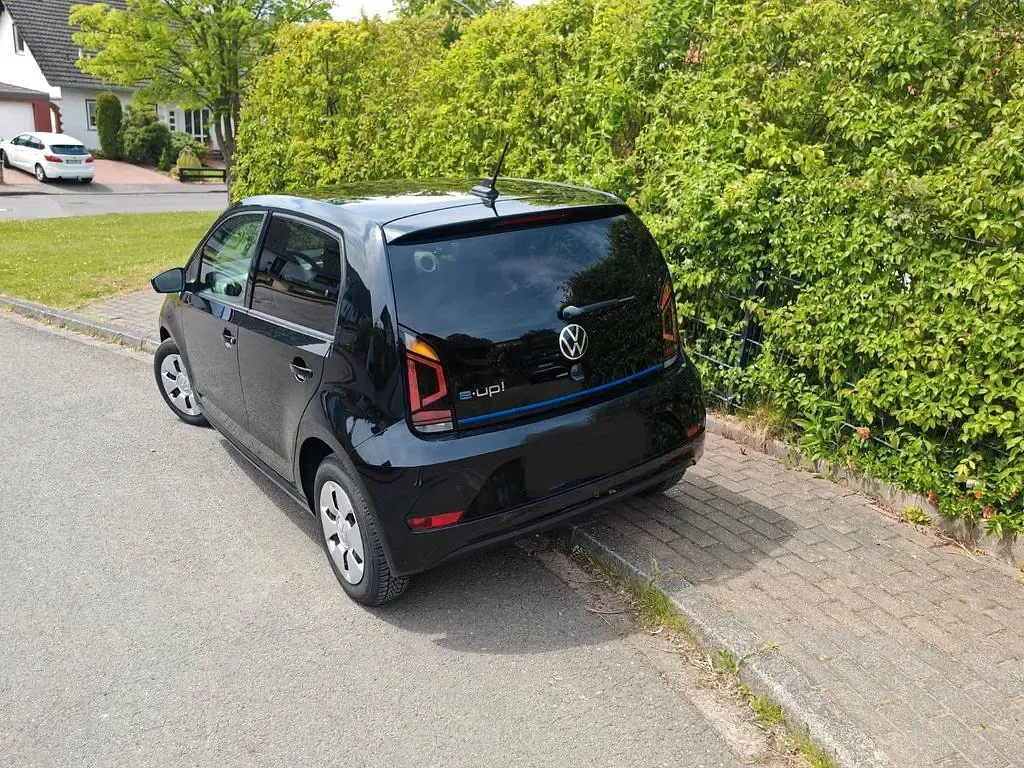 Używany VW e-up! Style 61 kW (83 KM) 2022 Czarny Hatchback