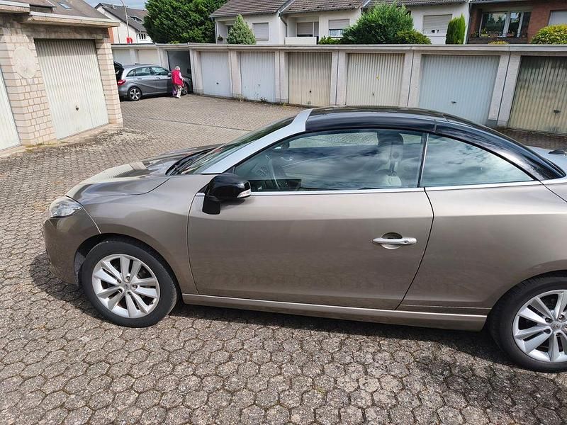 Gebraucht Renault Mégane Cabriolet Dynamique 110 PS (80 kW) 2010 Braun Cabrio