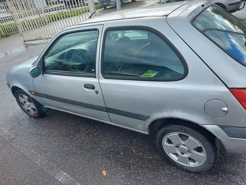Grau Gebraucht 2002 Ford Fiesta Kleinwagen | 599 € (Guter Preis) - Bild 1/4