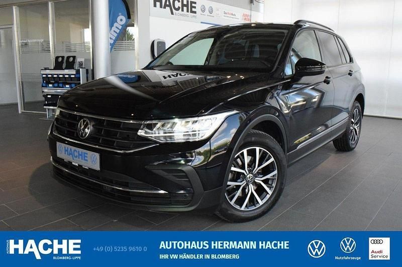 Deep black perleffekt (schwarz) Gebraucht 2022 VW Tiguan Life SUV | 28.980 € (Superpreis) - Bild 1/4