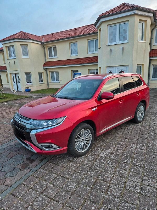 Rot Gebraucht 2020 Mitsubishi Outlander P-HEV SUV | 23.000 € (Fairer Preis) - Bild 1/4
