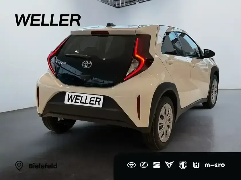 Neu Toyota Aygo Play 69 PS (50 kW) 2025 Super white 2 (weiss) Kleinwagen