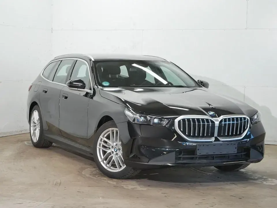 Gebraucht BMW 530e Sport Line 299 PS (219 kW) 2025 Schwarz Kombi