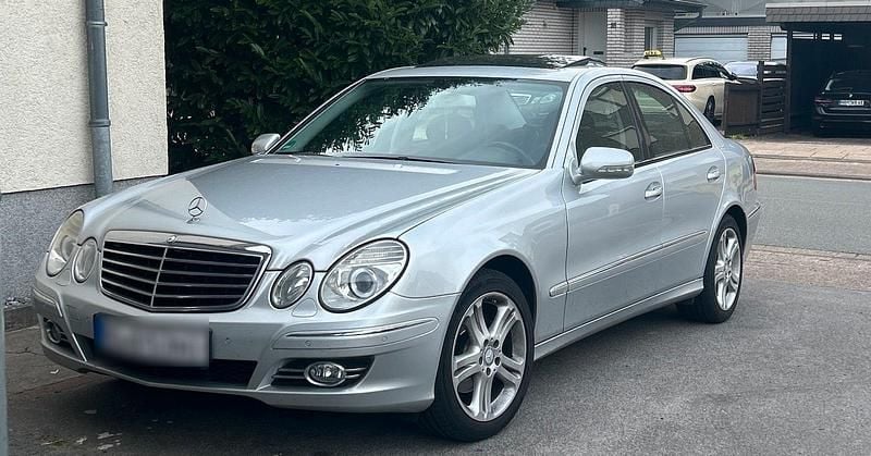 Silber Gebraucht 2009 Mercedes E200 Limousine | 5.399 € (Superpreis) - Bild 1/4