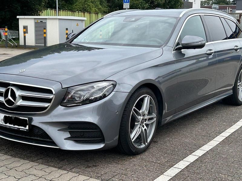 Grau Gebraucht 2018 Mercedes E220 AMG line Kombi | 24.999 € (Fairer Preis) - Bild 1/4