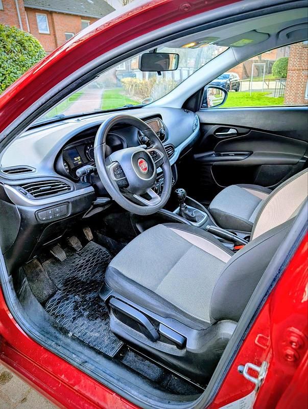 Gebraucht Fiat Tipo 95 PS (69 kW) 2017 Rot Limousine