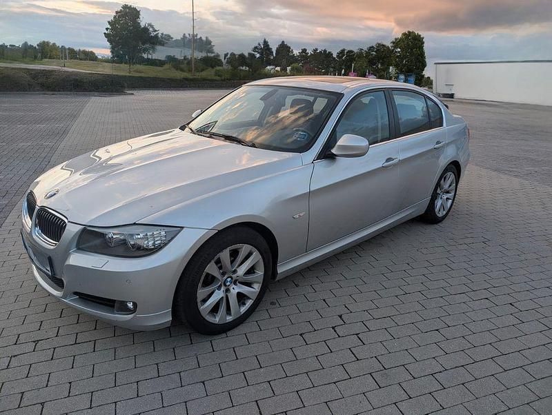 Silber Gebraucht 2011 BMW 325 Exclusive Limousine | 14.900 € (Guter Preis) - Bild 1/4