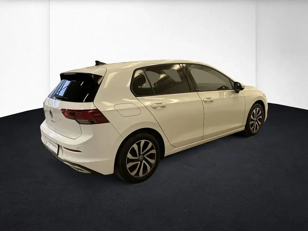 Gebraucht VW Golf VIII Active 150 PS (110 kW) 2022 Weiß Limousine