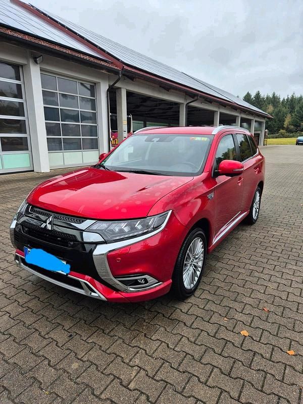 Rot Gebraucht 2021 Mitsubishi Outlander P-HEV Plus SUV | 23.000 € (Superpreis) - Bild 1/4