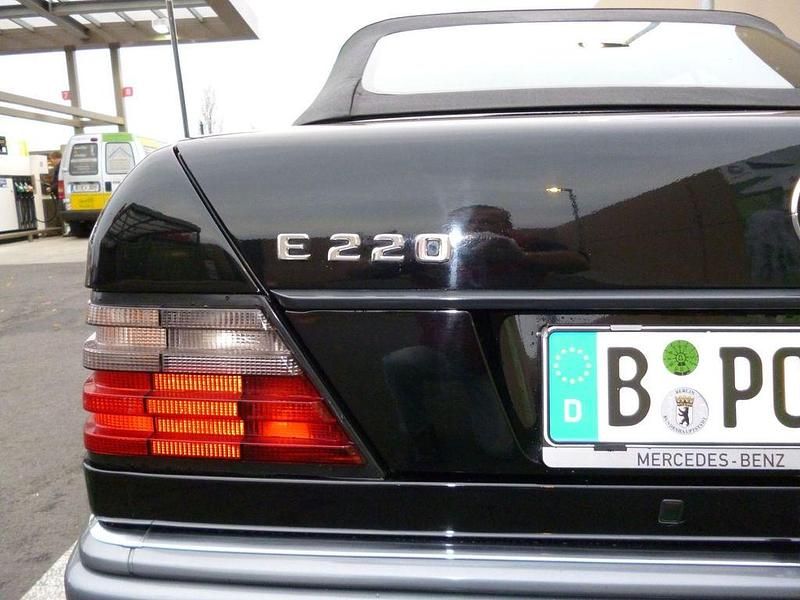 Gebraucht Mercedes E220 150 PS (110 kW) 1995 Schwarz Cabrio