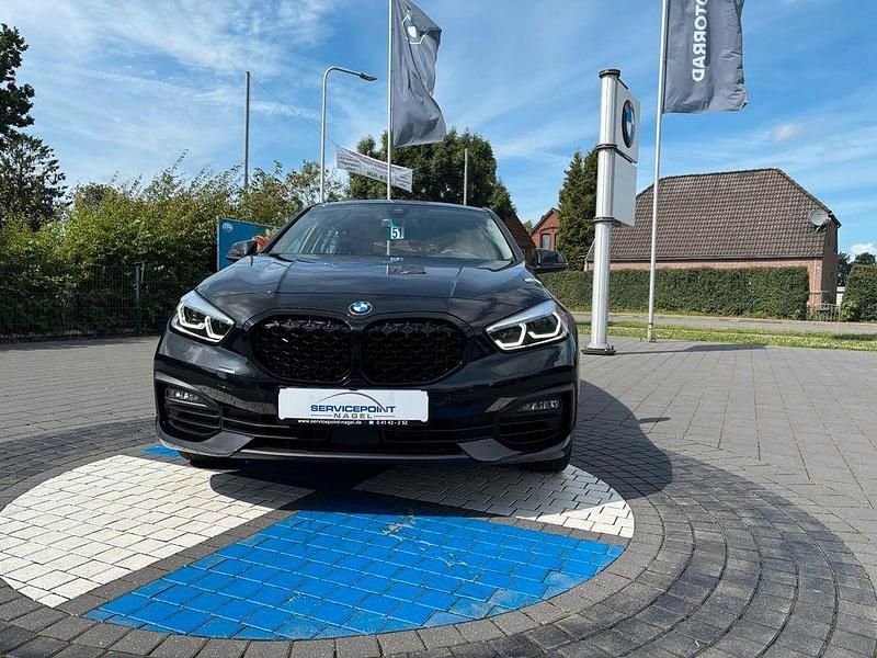 Schwarz Gebraucht 2023 BMW 120 Advantage Kleinwagen | 25.250 € (Guter Preis) - Bild 1/4