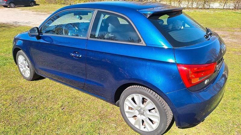 Gebraucht Audi A1 Ambiente 122 PS (89 kW) 2014 Blau Kleinwagen