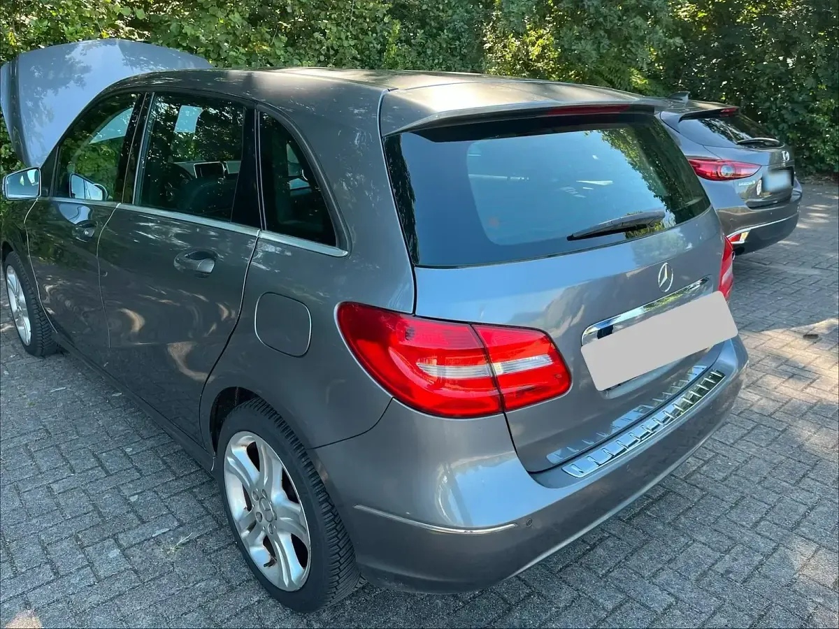 Gebraucht Mercedes B180 109 PS (80 kW) 2014 Grau Kleinwagen