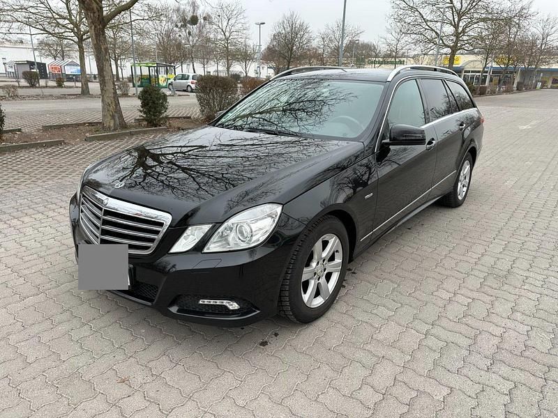 Schwarz Gebraucht 2010 Mercedes E250 Avantgarde Kombi | 5.850 € (Superpreis) - Bild 1/4