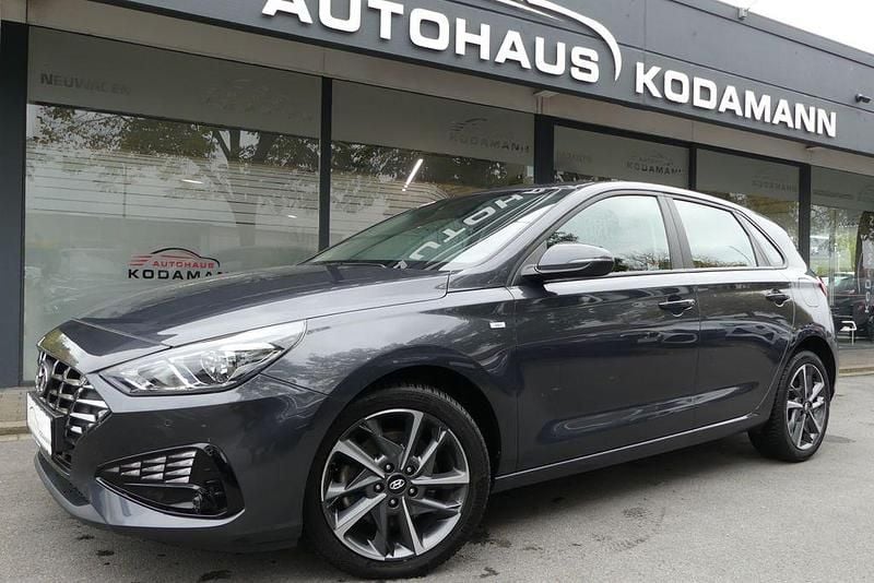 Grau Gebraucht 2023 Hyundai i30 Trend Limousine | 14.950 € (Guter Preis) - Bild 1/4