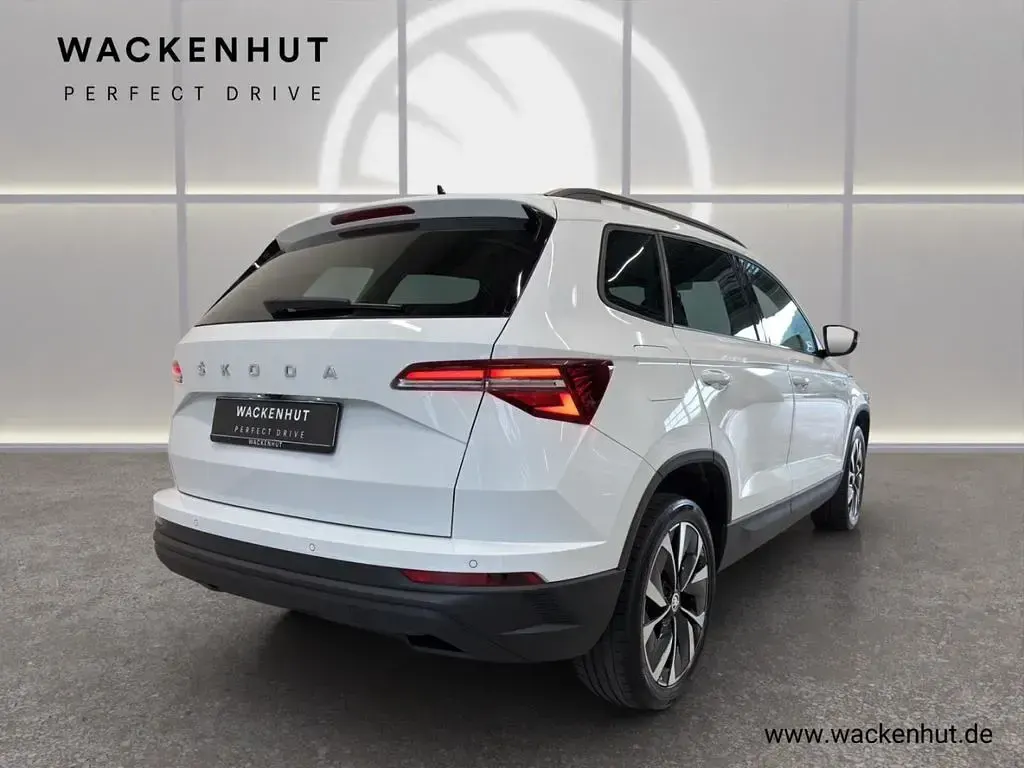Gebraucht Skoda Karoq Tour 150 PS (110 kW) 2023 Weiß SUV