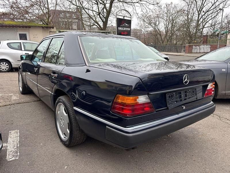 Gebraucht Mercedes E300 AMG 179 PS (131 kW) 1992 Blau Limousine