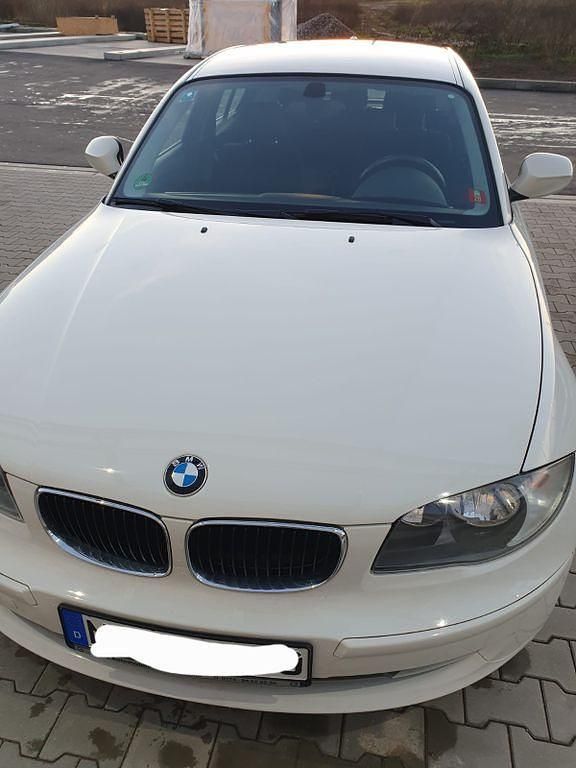 Weiß Gebraucht 2010 BMW 116 Kleinwagen | 4.199 € (Fairer Preis) - Bild 1/4