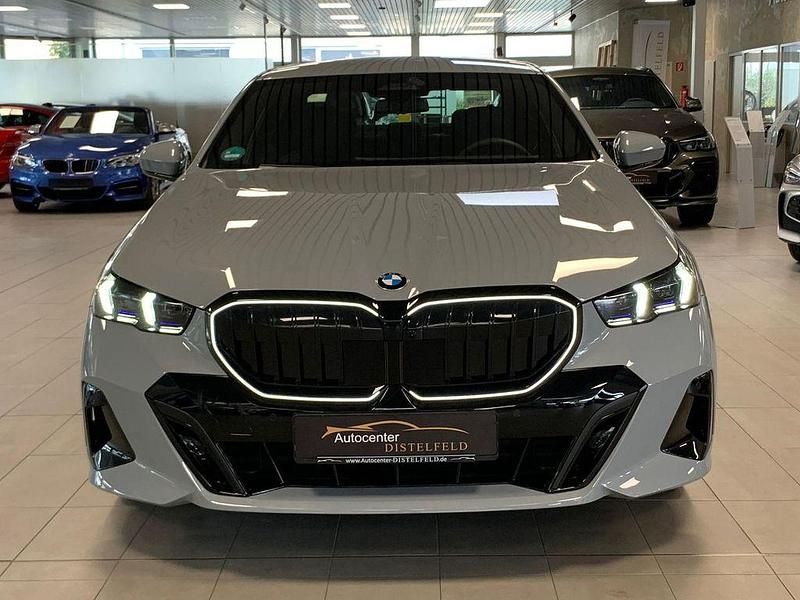 Brooklyn grau metallic Gebraucht 2024 BMW 520 M Sport Limousine | 55.990 € (Fairer Preis) - Bild 1/4