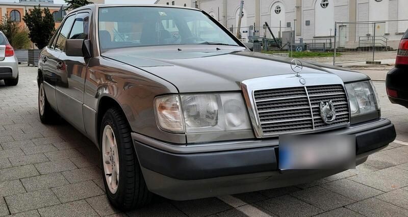 Grau Gebraucht 1992 Mercedes E250 Limousine | 4.650 € - Bild 1/4