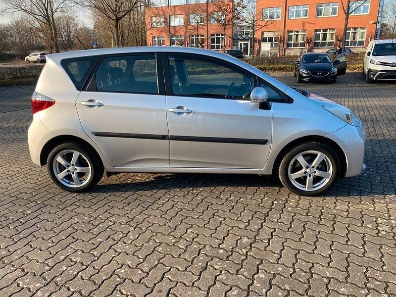 Gebraucht Toyota Verso-S Comfort 99 PS (72 kW) 2011 Silber Van / Kleinbus