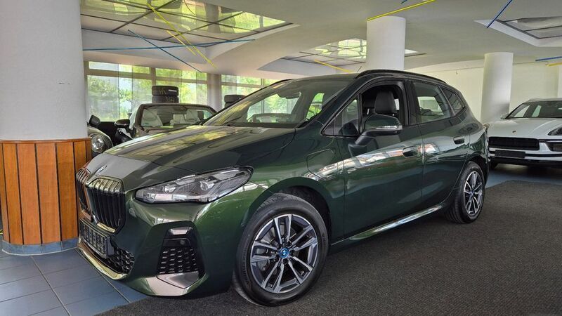 Sanremo green metallic Gebraucht 2022 BMW 225 M Sport Van / Kleinbus | 35.990 € - Bild 1/4
