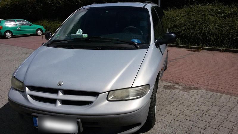 Gebraucht Chrysler Voyager 133 PS (97 kW) 2000 Silber Van / Kleinbus