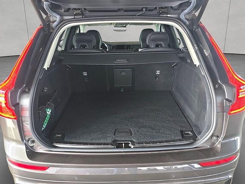 Gebraucht Volvo XC60 Plus 197 PS (144 kW) 2023 Platinum grey metallic SUV