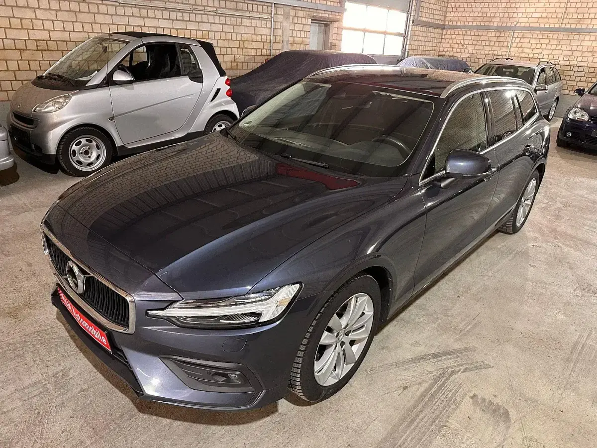 Gebraucht Volvo V60 Momentum 190 PS (139 kW) 2020 Blau Kombi