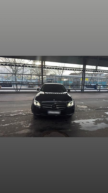Gebraucht Mercedes E220 194 PS (142 kW) 2016 Schwarz Limousine