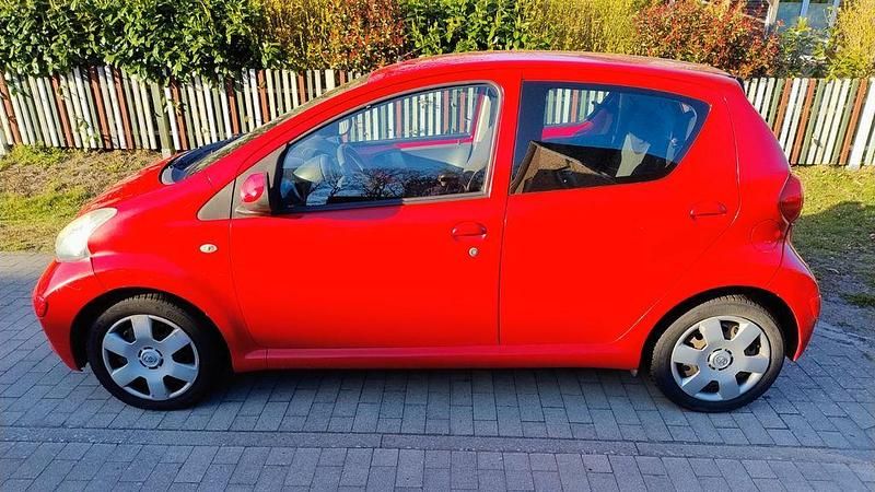 Gebraucht Toyota Aygo 68 PS (50 kW) 2007 Rot Kleinwagen