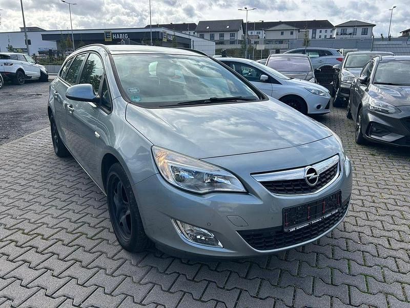 Gebraucht Opel Astra Edition 140 PS (102 kW) 2012 Silber Kombi