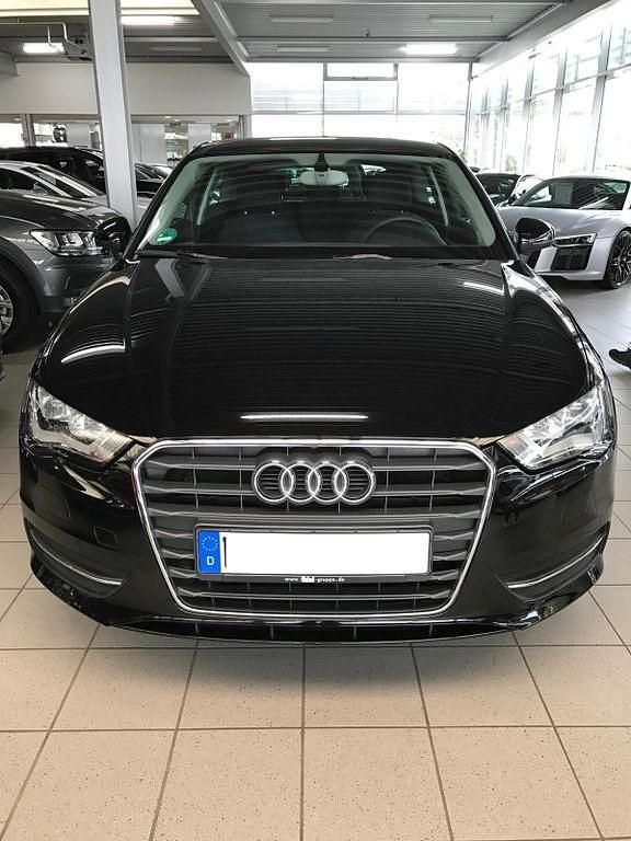 Schwarz Gebraucht 2015 Audi A3 Attraction Limousine | 9.800 € (Guter Preis) - Bild 1/2