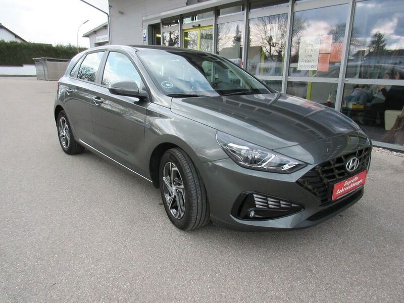 Grau Gebraucht 2023 Hyundai i30 Limousine | 21.990 € (Fairer Preis) - Bild 1/4