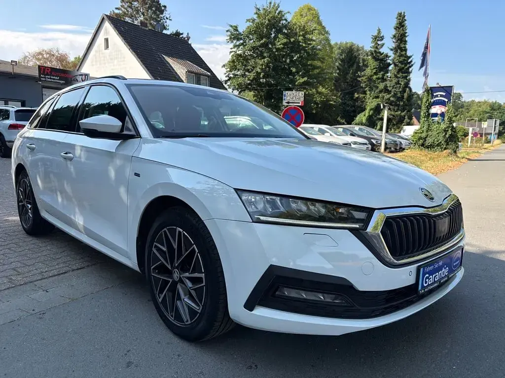 Gebraucht Skoda Octavia Clever 116 PS (85 kW) 2021 Bila moon/moon white Kombi