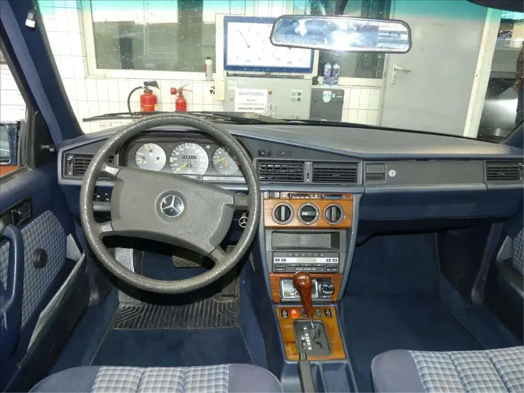 Gebraucht Mercedes 190 160 PS (117 kW) 1992 Blau Limousine