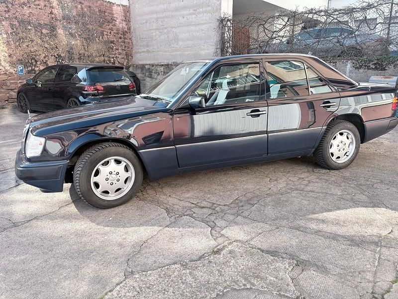Gebraucht Mercedes E230 132 PS (97 kW) 1990 Blau Limousine