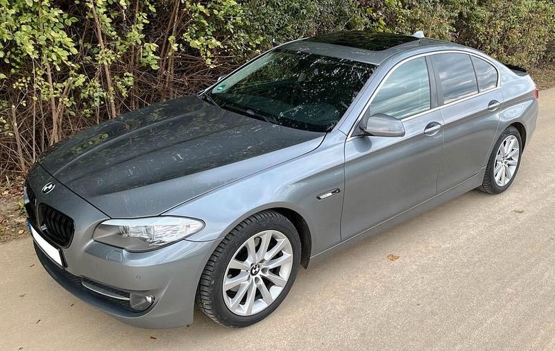 Grau Gebraucht 2010 BMW 523 Sport Line Limousine | 8.200 € - Bild 1/4