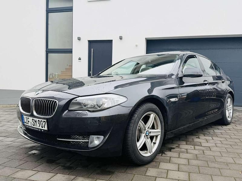 Grau Gebraucht 2010 BMW 523 Comfort Edition Limousine | 15.890 € (Teuer) - Bild 1/4