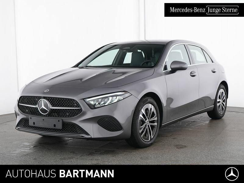 Lack mountaingrau Gebraucht 2024 Mercedes A180 Advanced Limousine | 26.850 € (Guter Preis) - Bild 1/4